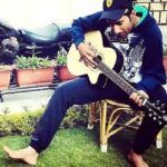Gurkeerat Singh Mann rakastaa soittaa kitaraa