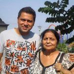 Aakash Chopra con su madre