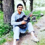 Hazratullah Zazai spelar gitarr