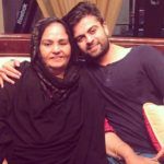 Ahmed Shezad med sin mor