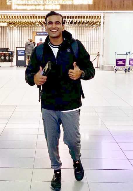 Teja Nidamanuru (dreta) rebent el premi Man of the Match després del seu primer segle ODI contra Zimbabwe