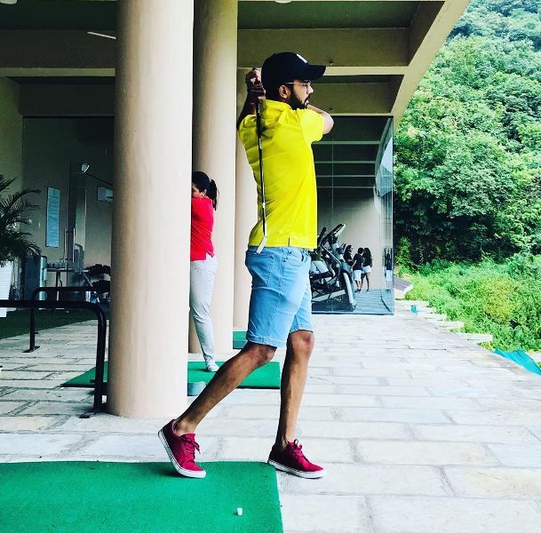 Ruturaj Gaikwad jouant au golf dans un club de golf