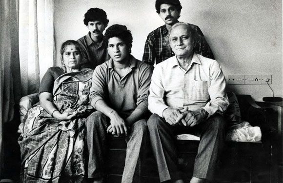 Sachin Tendulkar se svými rodiči a sourozenci