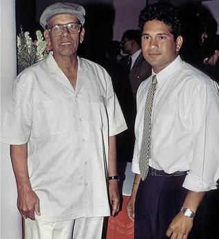 Sachin Tendulkar med sin træner Ramakant Achrekar