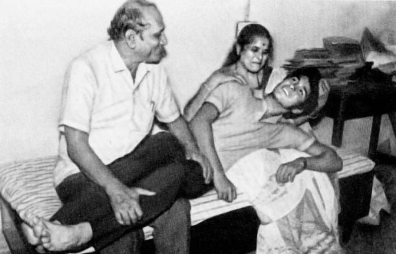 Sachin Tendulkar couché sur les genoux de ses parents
