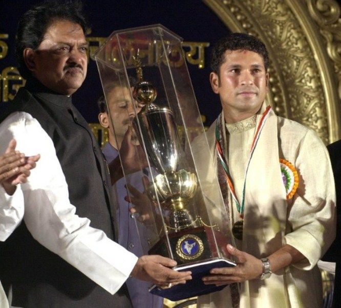 Sachin Tendulkar מקבל פרס מהרשטרה בהושאן