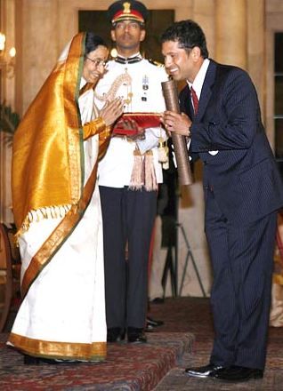 Sachin Tendulkar với Padma Vibhushan