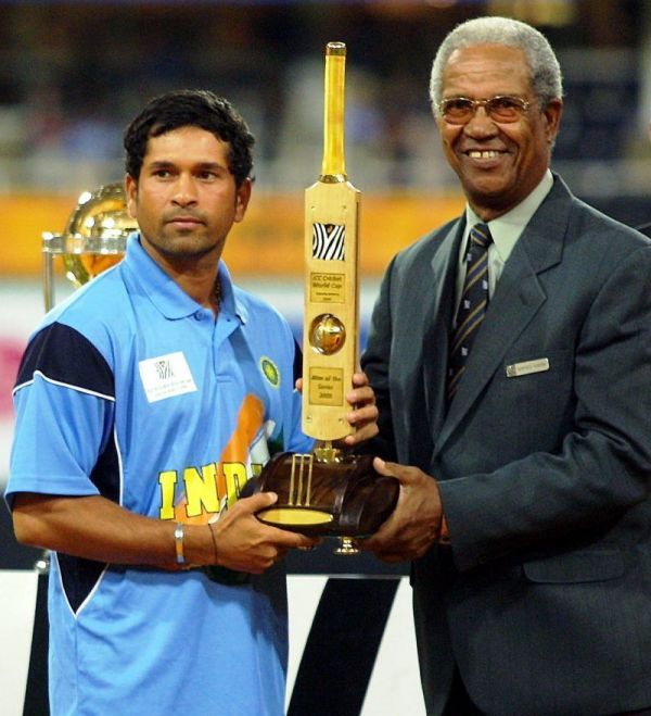 Sachin Tendulkar 2003. aasta maailmameistrivõistluste turniiriauhinna mängijaga