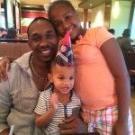 Dwayne Bravo com seus filhos