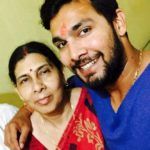 Ankit Sharma sa svojom majkom