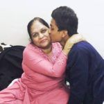 Manjot Kalra con su madre