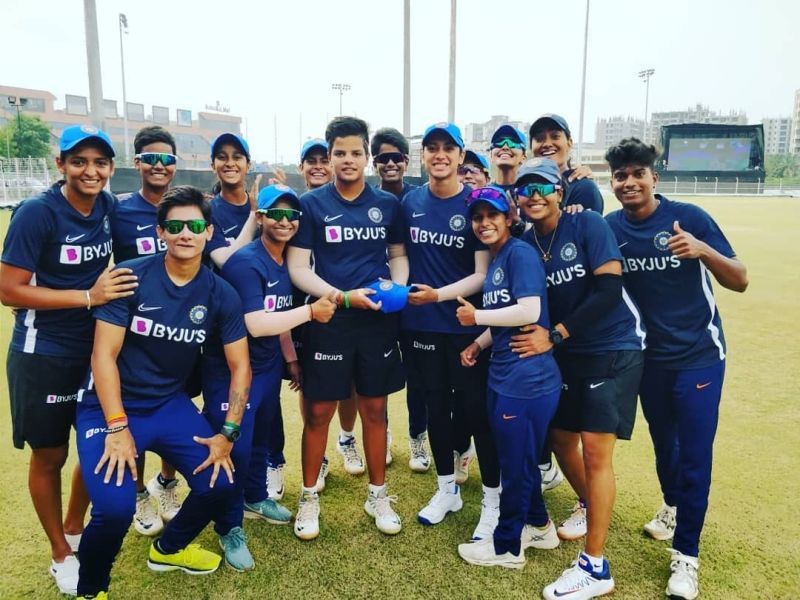 Shafali vastaanottaa Team India -lippiksensä Smriti Mandhanalta ennen debyyttipeliään Etelä-Afrikkaa vastaan
