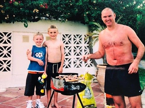Tom Banton koos venna ja isaga grillimise ajal