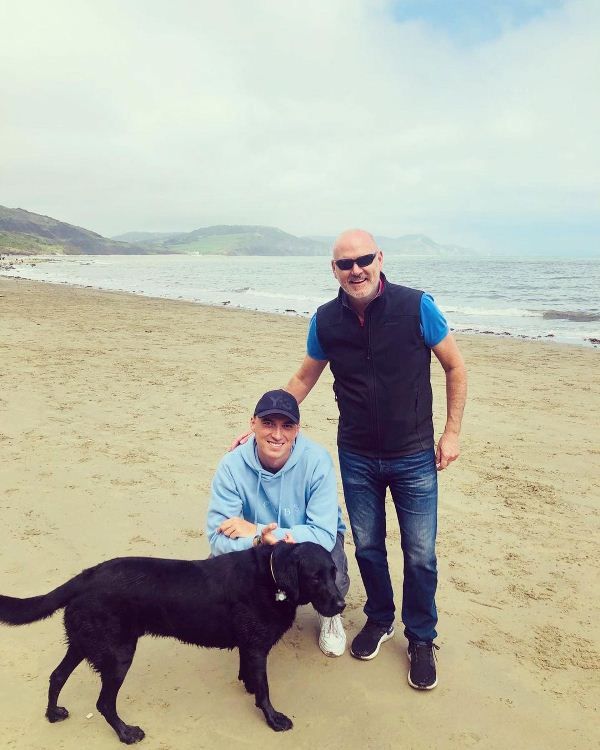 टॉम बैंटन अपने पिता, कॉलिन बैंटन और उनके कुत्ते के साथ