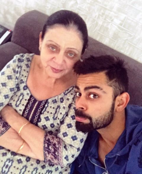 Virat Kohli med sin mor