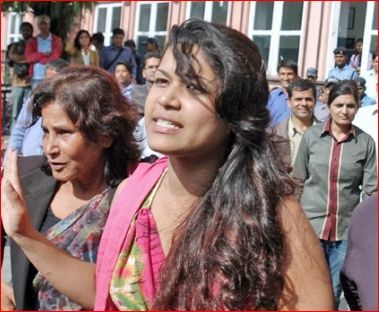 Nihita Biswas cùng với mẹ bước ra khỏi Tòa án Tối cao Nepal sau phiên tòa ở Sobhraj