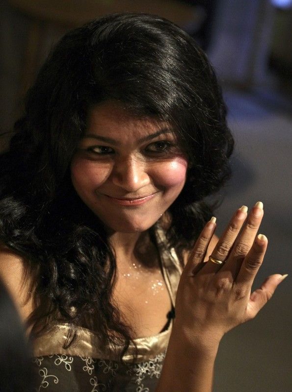 Nihita Biswas pokazala je zaručnički prsten pred medijskim kamerama 5. lipnja 2008