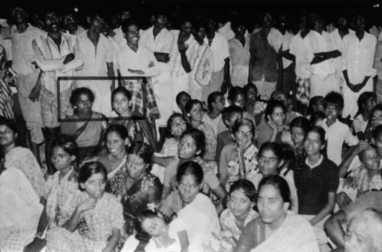Et billede taget af kameramanden Haribabu fangede Nalini og Subha siddende i mængden