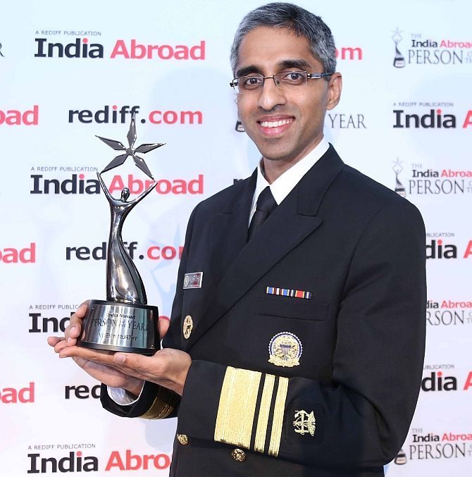 Ipinapakita ni Dr Vivek H Murthy ang kanyang India Abroad Person of the Year 2014 award sa National Museum ng Indian American sa New York City
