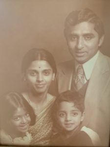 Tohtori Murthy vanhempiensa ja sisarensa kanssa