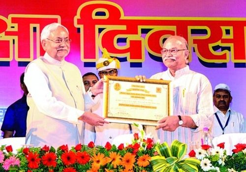 Główny minister Bihar, Nitish Kumar honorujący H. C. Vermę z Maulaną Abul Kalam Azad Shiksha Puruskar