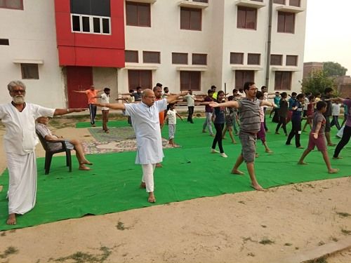H. C. Verma macht Yoga an einer örtlichen Schule