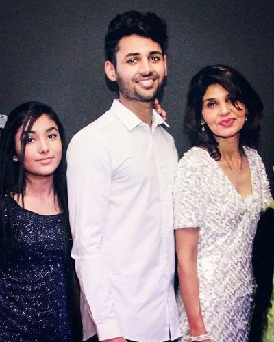अरुण मैनी अपनी मां और बहन के साथ