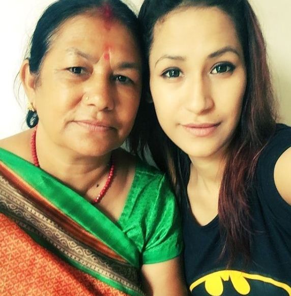 Aditi Rajput äitinsä kanssa