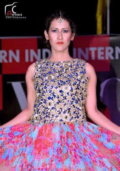 Aditi Rajput habang nasa isang fashion show