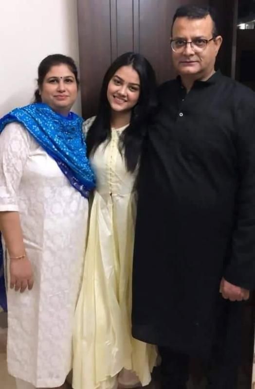 Priyal Mahajan med sine forældre