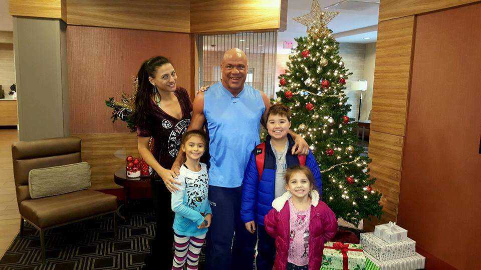 Isang larawan ni Giovanna Yannotti Angle kasama ang kanyang asawang si Kurt Angle at mga anak