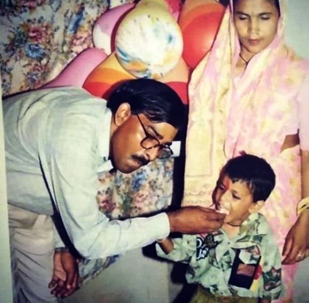 Slika Jitendre Kumar iz otroštva s starši