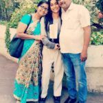 Vartika Jha med foreldrene