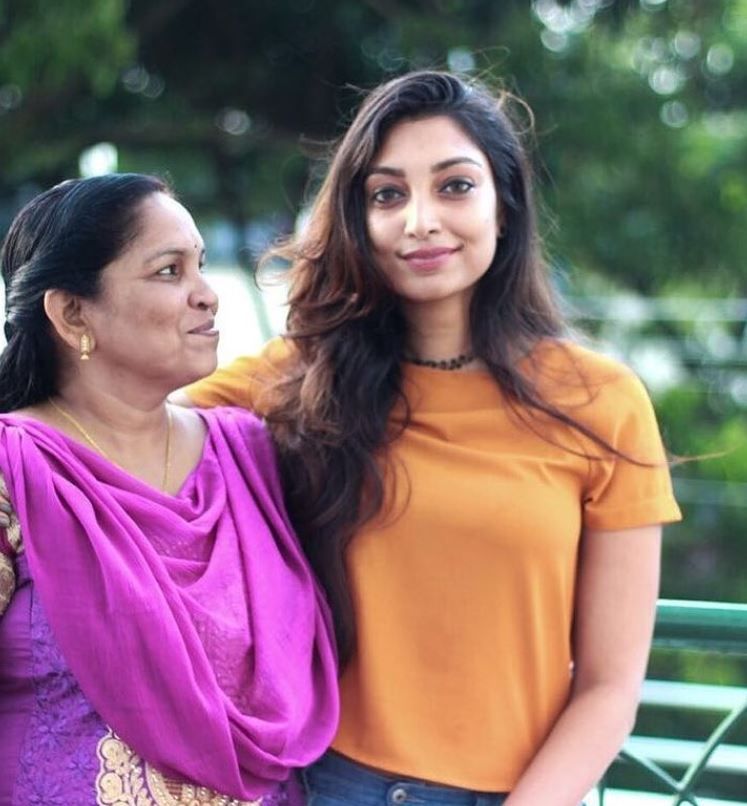 Rithu Manthra avec sa mère