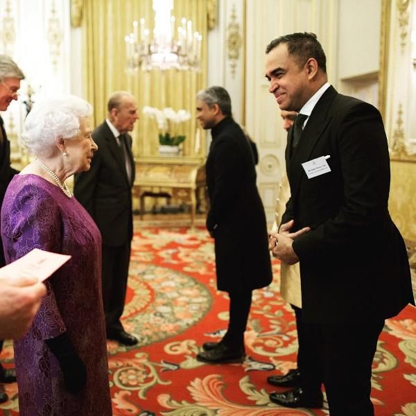 영국의 여왕을 만나는 비부 모하 파트라의 사진
