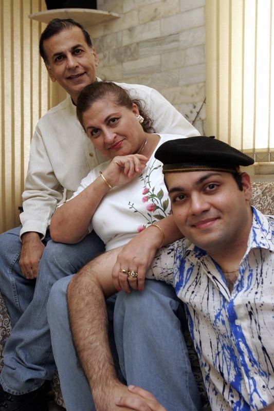 Vijay Arora με τη σύζυγο και τον γιο του