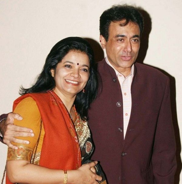 Nitish Bharadwaj dengan isteri keduanya Smita Gate