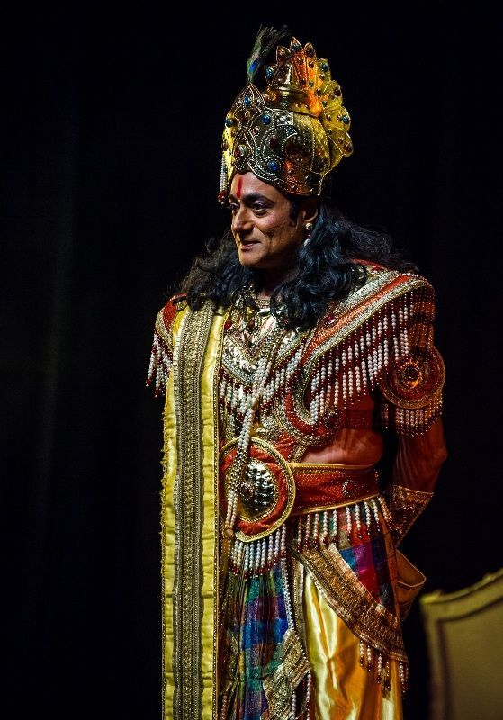 Nitish Bharadwaj dalam kostum Lord Krishna pada suatu majlis