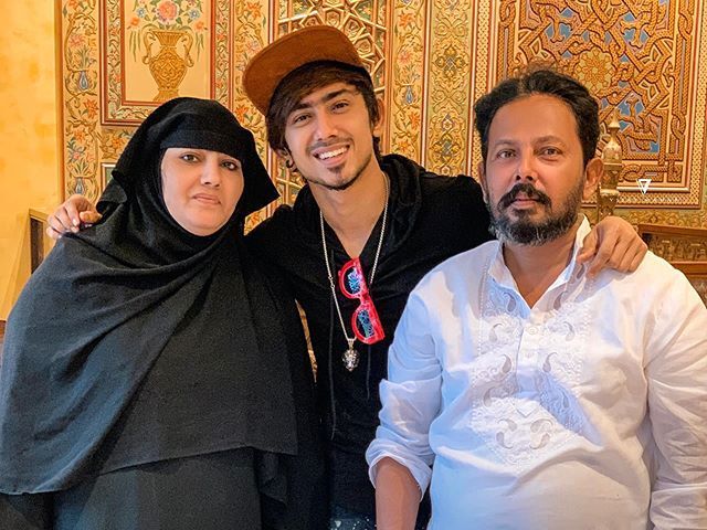 Adnaan Shaikh med sin familie