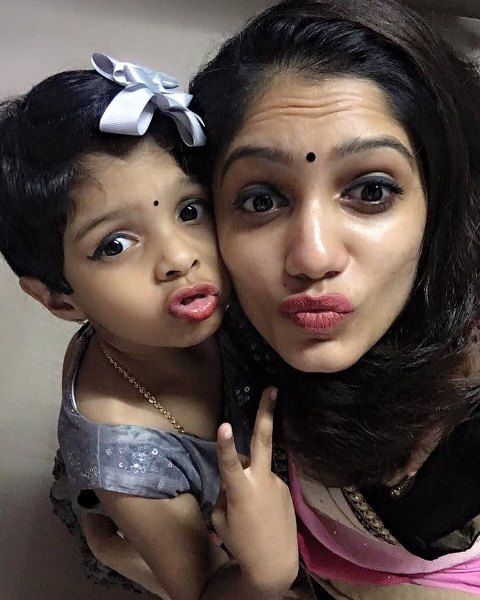 Arya Rohit med datteren