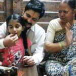 Sushant Shelar med sin mor og datter