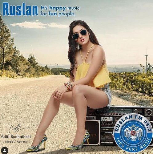 Aditi Budhathoki in una pubblicità di Ruslan FM