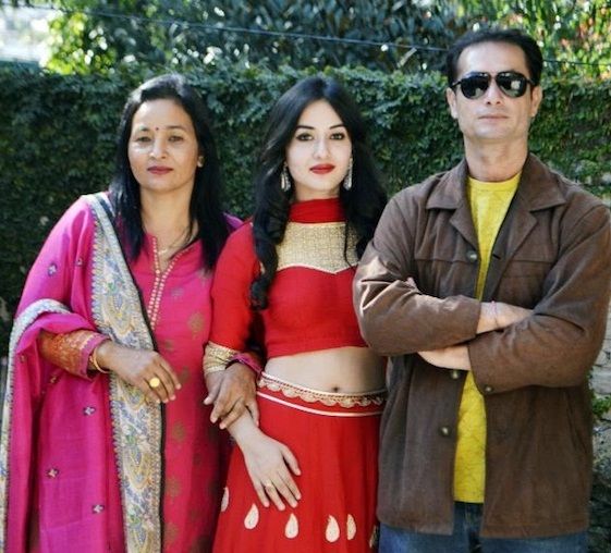 Aditi Budhathoki cu părinții ei