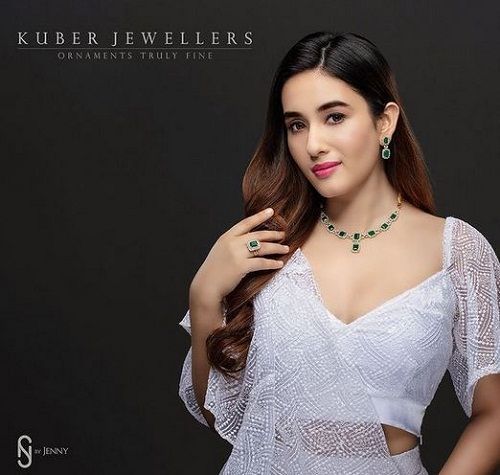 Aditi Budhathoki i en utskrift av Kuber Jewellers