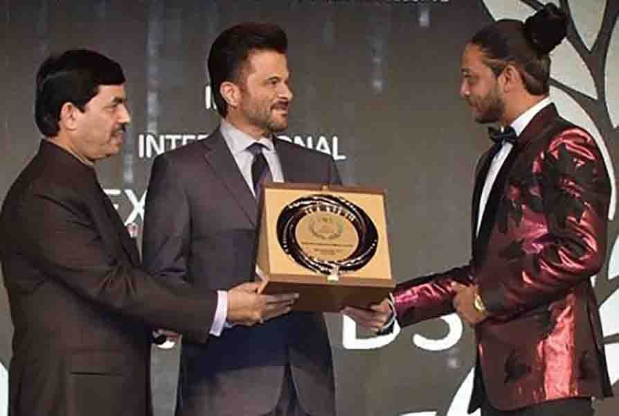 Tumatanggap si Melvin Louis ng kanyang Mga Gantimpala sa International Excellence Award sa India