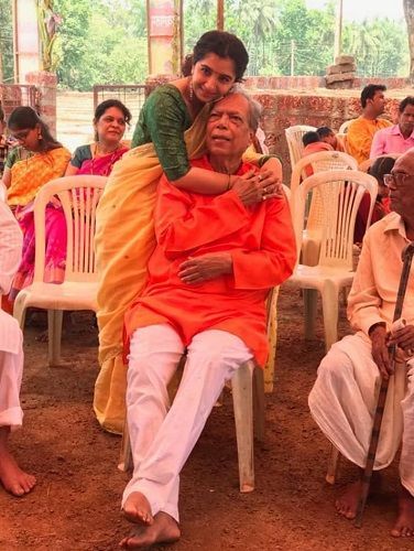 Η Snehlata Vasaikar με τον πατέρα της