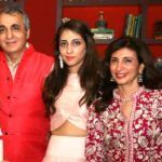 Anissa Malhotra com os pais