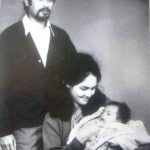 תצלום ילדות של ארג'ון רמפל עם הוריו