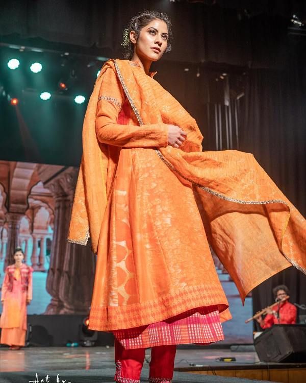 Sakshi Shivdasani lors d'un défilé de mode