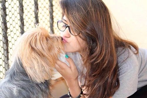 Shivani Patil e seu cachorro de estimação
